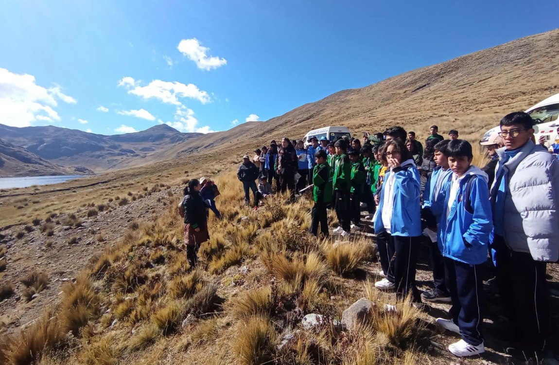 DOCENTES Y ESTUDIANTES DE LA UGEL ANDAHUAYLAS VISITAN LAS LAGUNAS DE LLIUPAPUQUIO PARA FORTALECER LA EDUCACIÓN AMBIENTAL